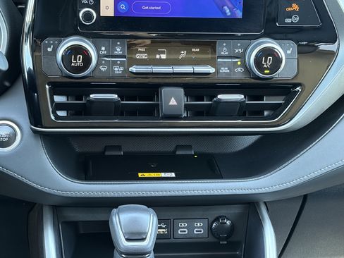 Certified 2024 Toyota Highlander XLE FWD image 14