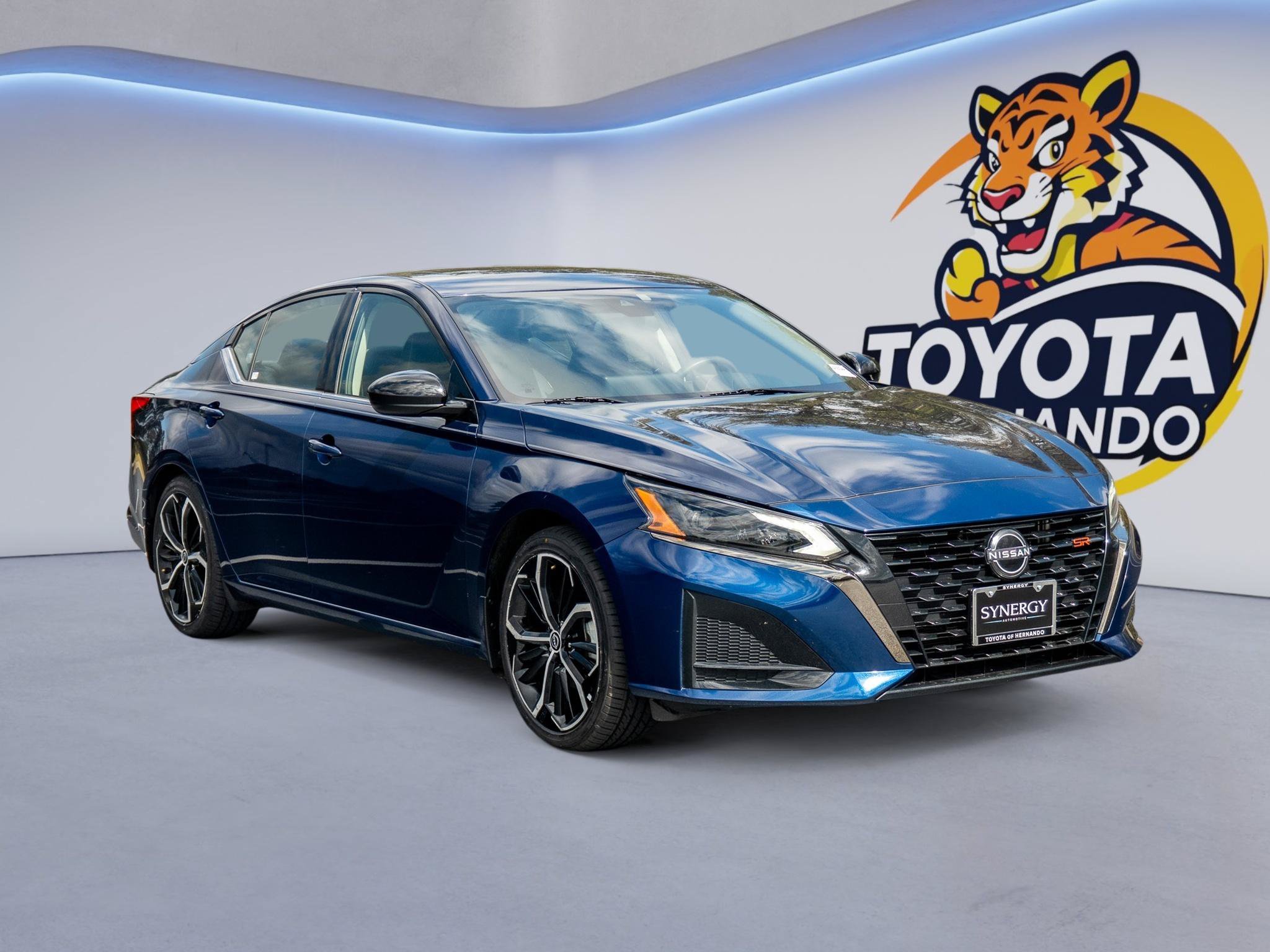 Used 2024 Nissan Altima 2.5 SR w/ SR Premium Package FWD image 3