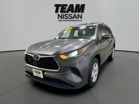 Used 2023 Toyota Highlander L FWD image 3