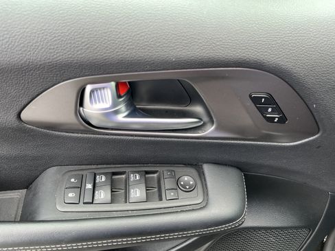 Used 2025 Chrysler Pacifica Select FWD image 16