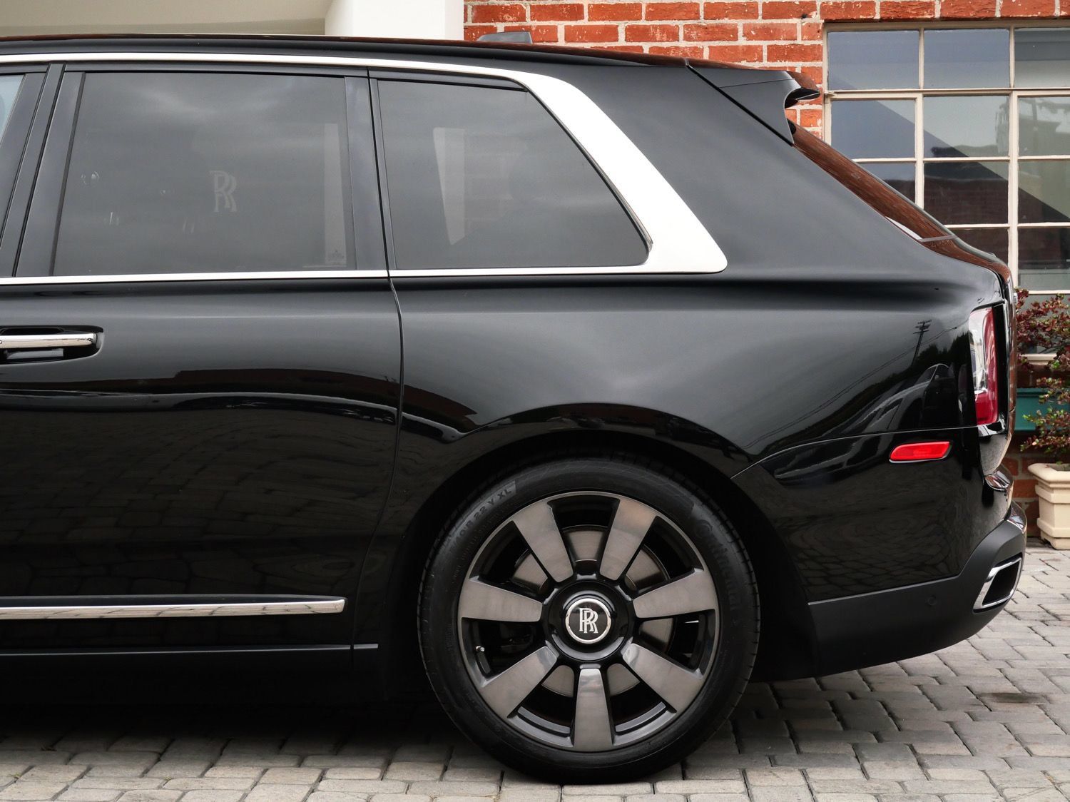 Certified 2023 Rolls-Royce Cullinan AWD/4WD image 31