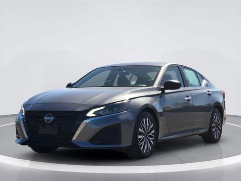 Used 2025 Nissan Altima 2.5 SV FWD image 2