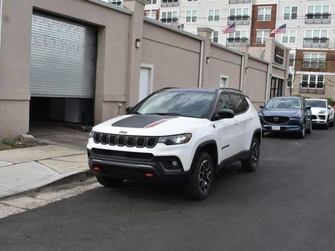 Used 2025 Jeep Compass Trailhawk AWD/4WD image 2