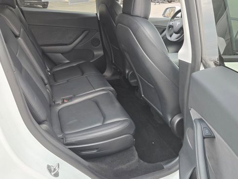 Used 2022 Tesla Model Y Long Range image 11