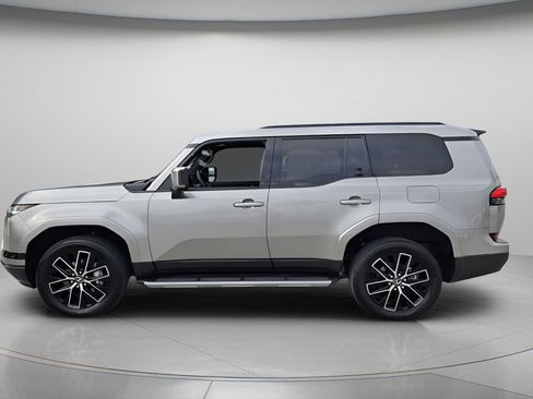 Used 2024 Lexus GX 550 w/ Accessory Package (Z1) image 3