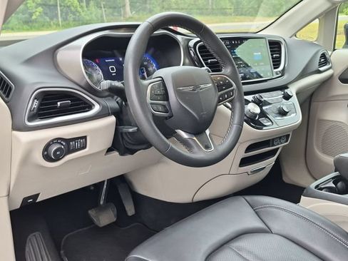 Used 2024 Chrysler Pacifica Touring-L FWD image 10
