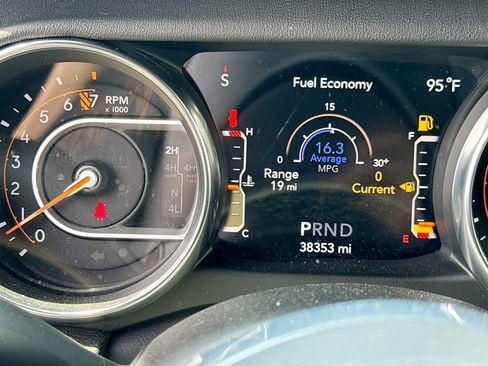 Used 2022 Jeep Wrangler Unlimited Sahara AWD/4WD image 13