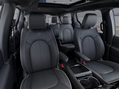 New 2026 Chrysler Pacifica Limited w/ S Appearance Package FWD image 16