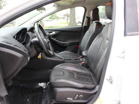 Used 2015 Ford Focus SE w/ Equipment Group 201A FWD image 13