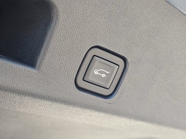 Used 2025 Chevrolet Traverse RS FWD image 12