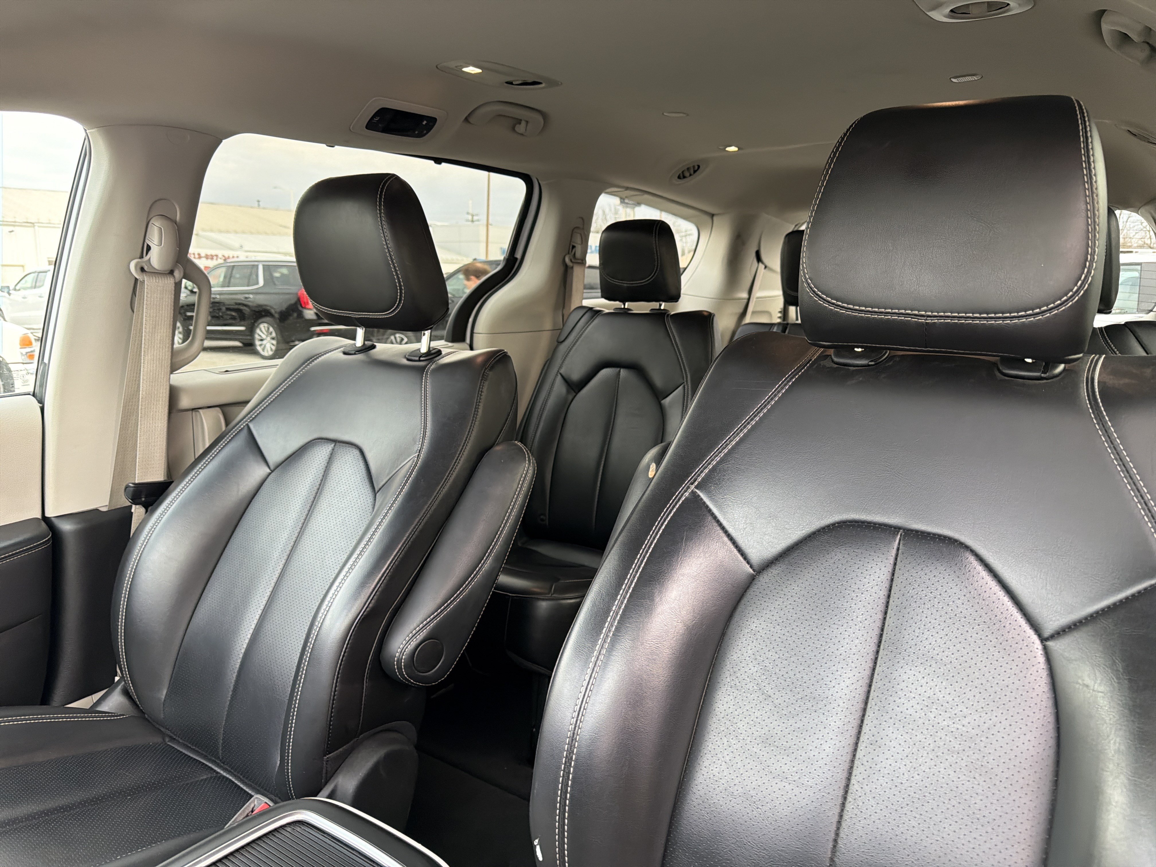 Used 2023 Chrysler Pacifica Touring-L FWD image 3