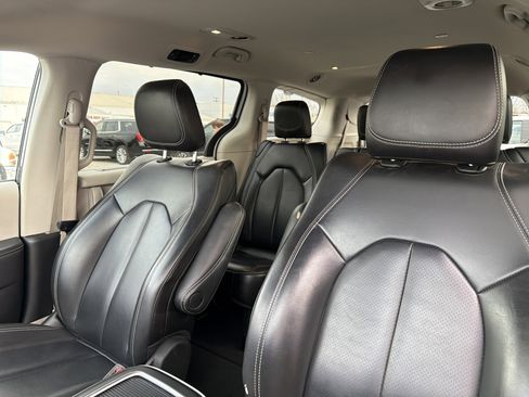 Used 2023 Chrysler Pacifica Touring-L image 3
