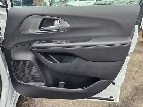 New 2026 Chrysler Pacifica Select FWD image 21