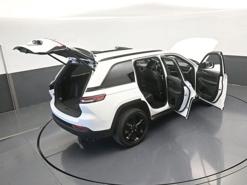 Used 2024 Jeep Grand Cherokee Altitude image 68