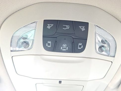 Used 2023 Chrysler Pacifica Touring-L image 32