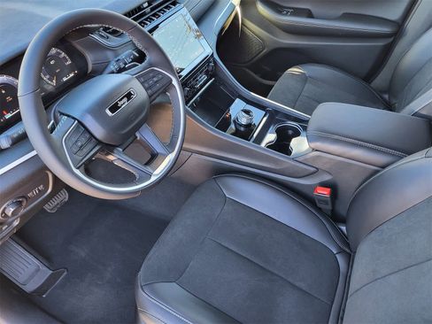 New 2025 Jeep Grand Cherokee L Altitude image 9