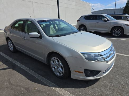 Used 2010 Ford Fusion SE image 1