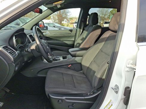 Used 2019 Jeep Grand Cherokee Laredo image 13