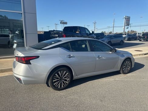 Used 2024 Nissan Altima 2.5 SV image 3