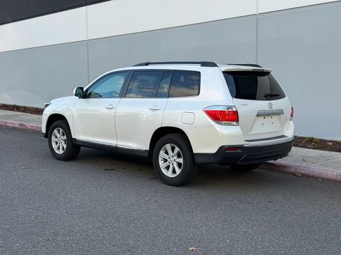 Used 2013 Toyota Highlander Plus FWD image 3