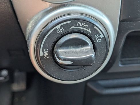 Used 2018 Nissan Titan SV AWD/4WD image 17