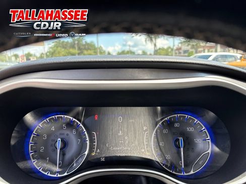 Used 2021 Chrysler Pacifica Touring-L FWD image 18