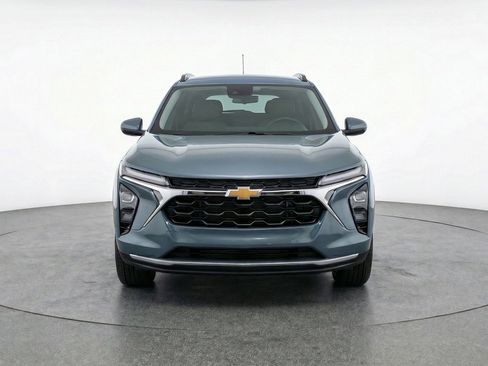 Used 2025 Chevrolet Trax LT image 2
