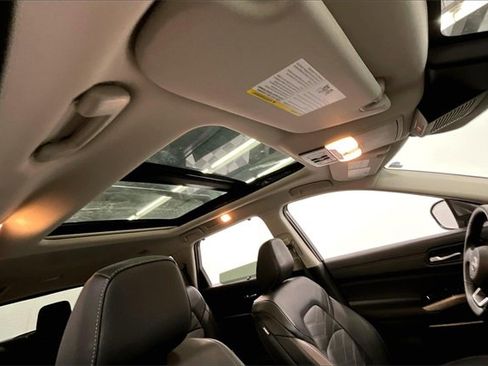 Used 2025 Nissan Pathfinder Platinum image 17