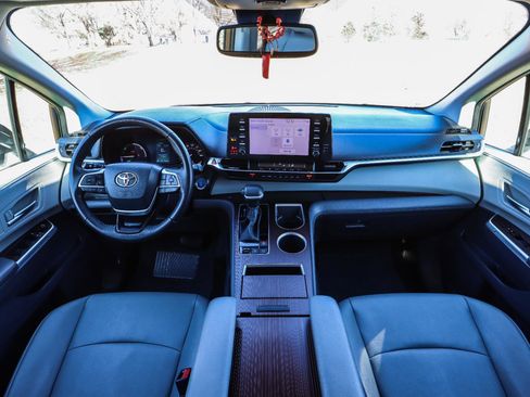 Used 2023 Toyota Sienna XLE image 2