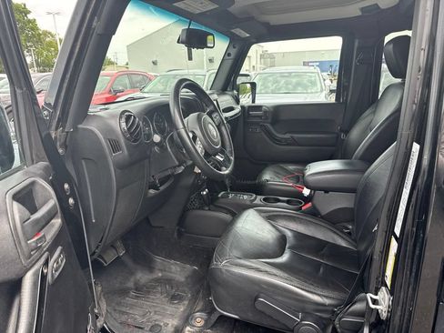 Used 2015 Jeep Wrangler Unlimited Sahara AWD/4WD image 9