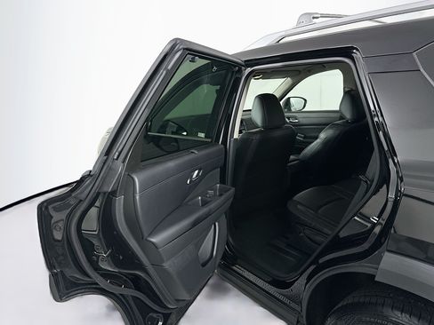 Used 2023 Nissan Pathfinder SL AWD/4WD image 25