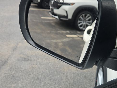 Used 2018 Jeep Compass Latitude w/ Cold Weather Group AWD/4WD image 16