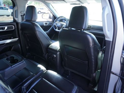 Used 2022 Ford Explorer XLT w/ Equipment Group 202A image 11