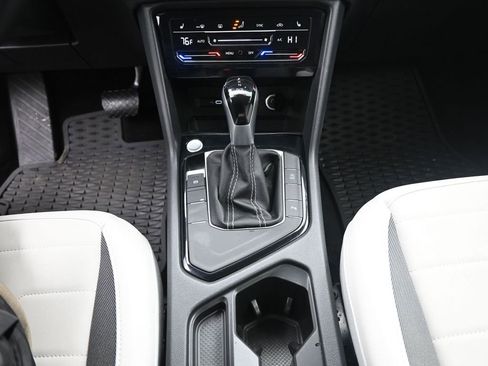 Used 2025 Volkswagen Taos SE image 13