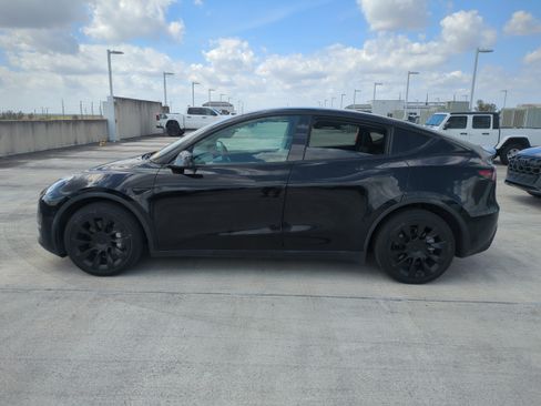Used 2022 Tesla Model Y Long Range image 8