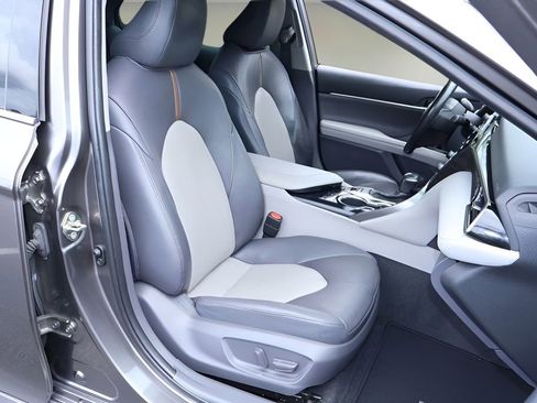 Certified 2020 Toyota Camry XLE FWD image 19