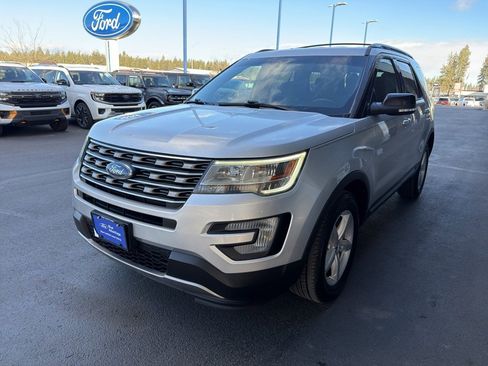 Used 2017 Ford Explorer XLT image 3