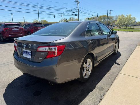 Used 2014 Toyota Camry SE w/ Moonroof Package FWD image 8