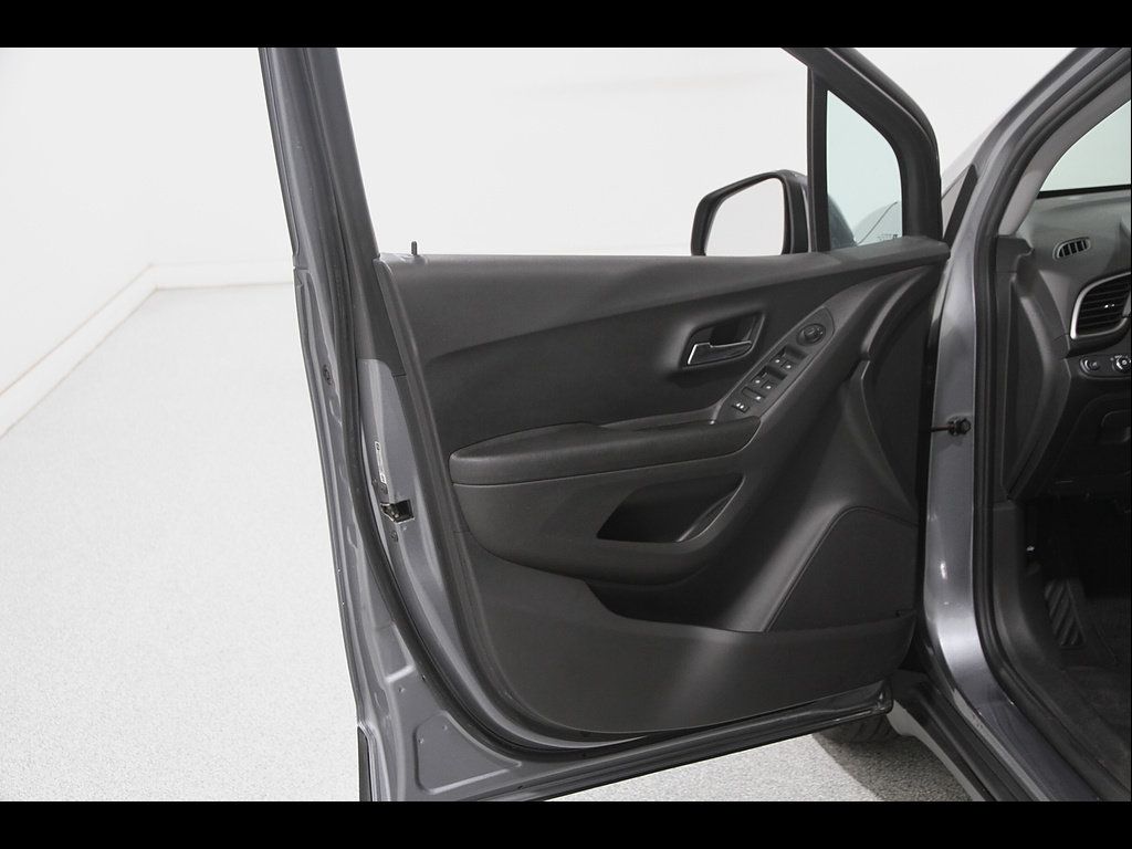 Used 2020 Chevrolet Trax LS w/ Tint and Cruise Package FWD image 4