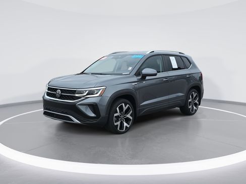 Certified 2022 Volkswagen Taos SEL w/ Panoramic Sunroof Package image 7
