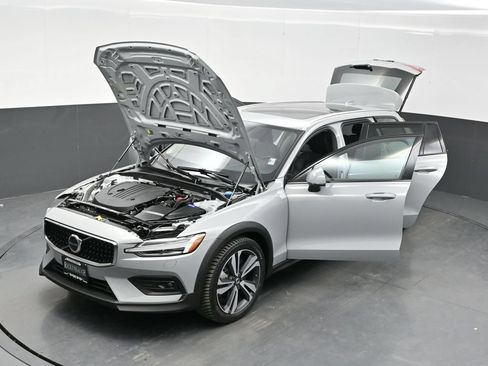 Used 2025 Volvo V60 B5 Cross Country Plus AWD/4WD image 36