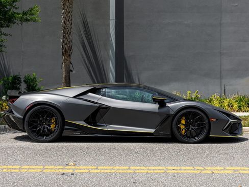 Used 2025 Lamborghini Revuelto AWD/4WD image 14