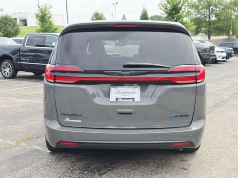 Used 2022 Chrysler Pacifica Limited w/ S Appearance Package FWD image 4