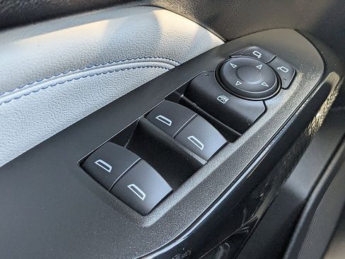 Certified 2025 Chevrolet Trax LT w/ LT Convenience Package FWD image 22