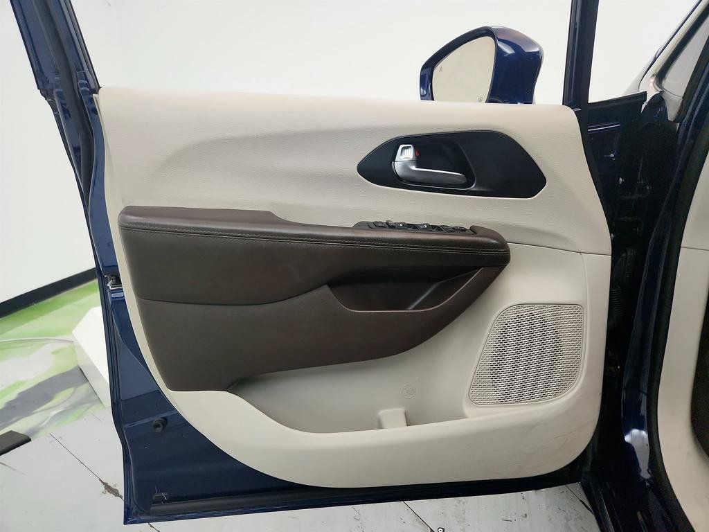 Used 2020 Chrysler Pacifica Touring FWD image 22