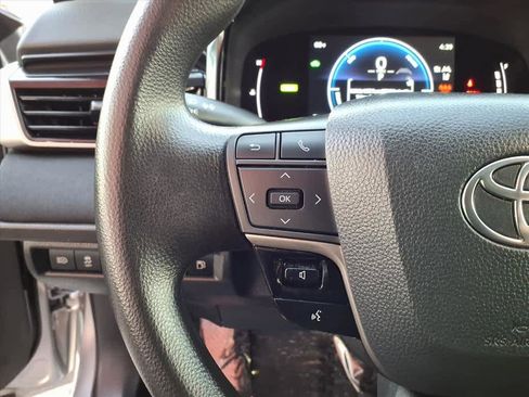 Used 2025 Toyota Camry LE image 10