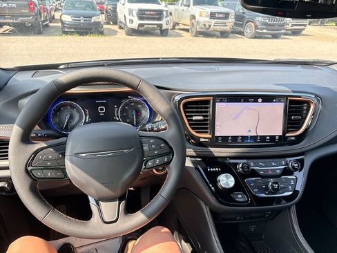 New 2027 Chrysler Pacifica Pinnacle AWD/4WD image 10
