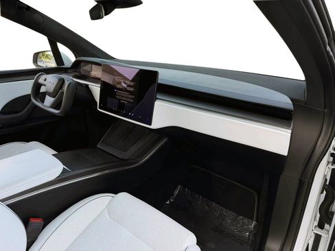 Used 2023 Tesla Model X Plaid image 18