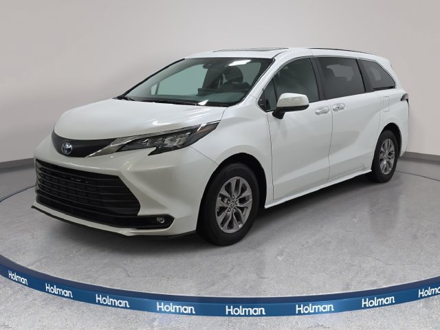 Used 2025 Toyota Sienna XLE FWD image 1