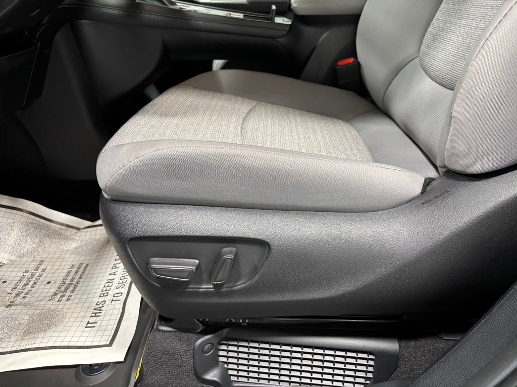 Used 2026 Toyota Sienna LE AWD/4WD image 12